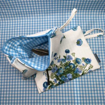 Pochette fleurie Pâquerettes bleu, trousse zippée, faite main en France, création originale, tissu vintage 1966 revalorisé, accessoire d'inspiration rétro.