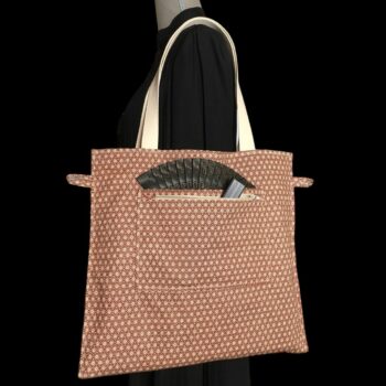 Tote bag fleuri, fleurs stylisées, fait main en France. Sac fourre-tout réversible en tissu vintage revalorisé, accessoire d'inspiration rétro sixties. Verso, doublure et poche zippée ouverte.