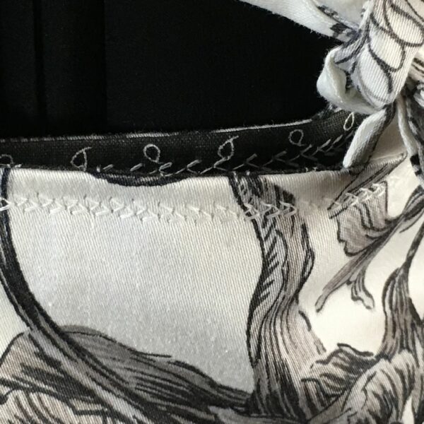 Finitions couture, avec soin, les détails qui font la différence. Pour des sacs, cabas, et pochettes qui tiennent leurs promesses.