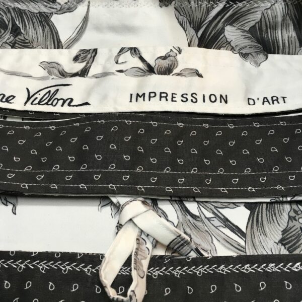 Finitions couture, avec soin, les détails qui font la différence. Pour des sacs, cabas, et pochettes qui tiennent leurs promesses.