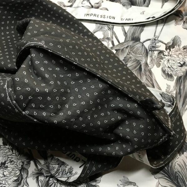 Finitions couture, avec soin, les détails qui font la différence. Pour des sacs, cabas, et pochettes qui tiennent leurs promesses.