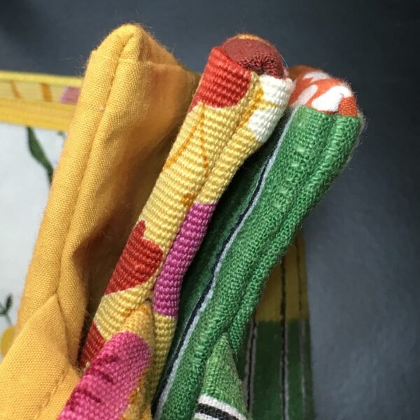 Finitions couture, avec soin, les détails qui font la différence. Pour des sacs, cabas, et pochettes qui tiennent leurs promesses.