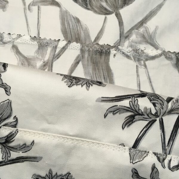 Finitions couture, avec soin, les détails qui font la différence. Pour des sacs, cabas, et pochettes qui tiennent leurs promesses.