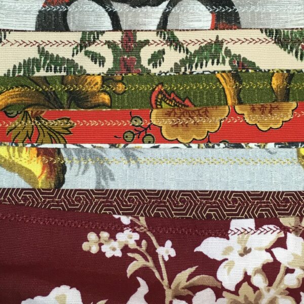 Finitions couture, avec soin, les détails qui font la différence. Pour des sacs, cabas, et pochettes qui tiennent leurs promesses.