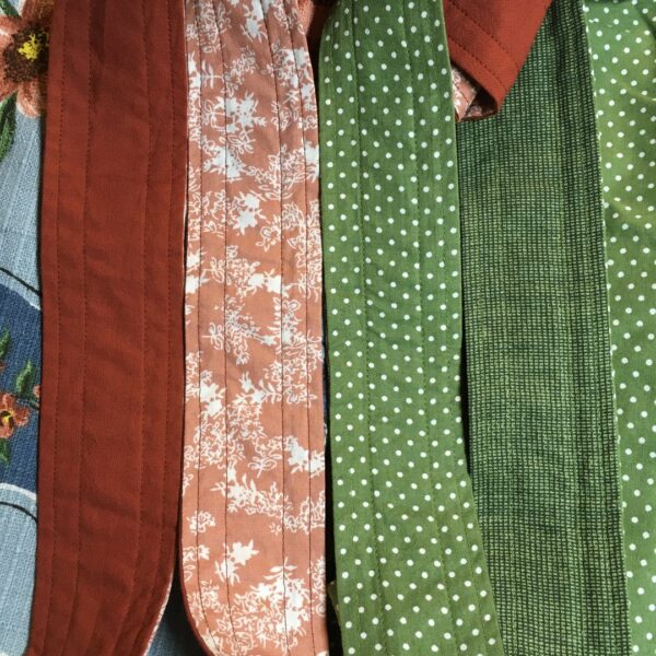 Finitions couture, avec soin, les détails qui font la différence. Pour des sacs, cabas, et pochettes qui tiennent leurs promesses.