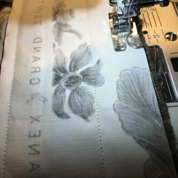 Finitions couture, avec soin, les détails qui font la différence. Pour des sacs, cabas, et pochettes qui tiennent leurs promesses.