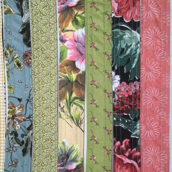 Finitions couture, avec soin, les détails qui font la différence. Pour des sacs, cabas, et pochettes qui tiennent leurs promesses.