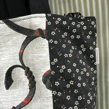 Cabas en tissu, imprimé vintage baroque, coq girouette et fleurs de cerisier sakura. Fourre-tout réversible en tissu revalorisé, création originale. Recto face A, détails, étiquette.