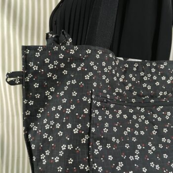 Cabas en tissu, imprimé vintage baroque, coq girouette et fleurs de cerisier sakura. Fourre-tout réversible en tissu revalorisé, création originale. Verso, détails de la poche et des pattes d'accroche.