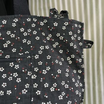 Cabas en tissu, imprimé vintage baroque, coq girouette et fleurs de cerisier sakura. Fourre-tout réversible en tissu revalorisé, création originale. Verso, détails de la poche et des pattes d'accroche.