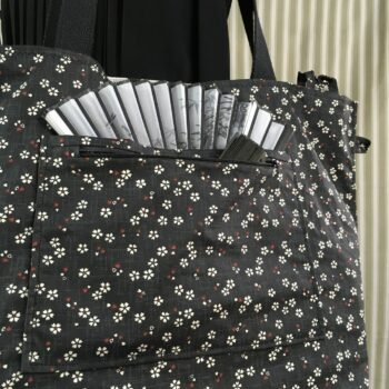 Cabas en tissu, imprimé vintage baroque, coq girouette et fleurs de cerisier sakura. Fourre-tout réversible en tissu revalorisé, création originale. Verso, détails de la poche.