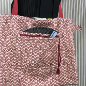 Sac en toile de lin vintage à imprimé fleuri. Exemplaire 2, verso et poches, patte d'attache.