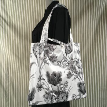 Sac vintage floral gris, imprimé fleuri noir et blanc, fait main à Paris. Fourre-tout réversible en coton chintz, accessoire d'inspiration rétro seventies. Exemplaire 1, recto face B.