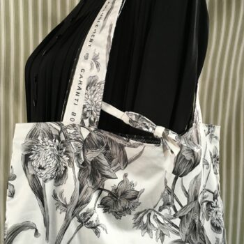 Sac vintage floral gris, imprimé fleuri noir et blanc, fait main à Paris. Fourre-tout réversible en coton chintz, accessoire d'inspiration rétro seventies. Exemplaire 1, recto, détails.