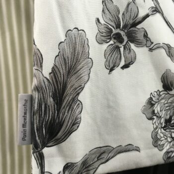 Sac vintage floral gris, imprimé fleuri noir et blanc, fait main à Paris. Fourre-tout réversible en coton chintz, accessoire d'inspiration rétro seventies. Exemplaire 1, recto face B, étiquette.