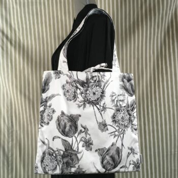 Sac vintage floral gris, imprimé fleuri noir et blanc, fait main à Paris. Fourre-tout réversible en coton chintz, accessoire d'inspiration rétro seventies. Exemplaire 1, recto face A.