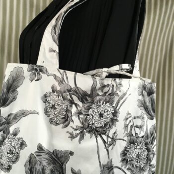 Sac vintage floral gris, imprimé fleuri noir et blanc, fait main à Paris. Fourre-tout réversible en coton chintz, accessoire d'inspiration rétro seventies. Exemplaire 1, recto, liens.