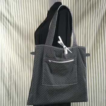Sac vintage floral gris, imprimé fleuri noir et blanc, fait main à Paris. Fourre-tout réversible en coton chintz, accessoire d'inspiration rétro seventies. Verso, doublure et poche.