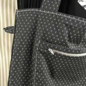 Sac vintage floral gris, imprimé fleuri noir et blanc, fait main à Paris. Fourre-tout réversible en coton chintz, accessoire d'inspiration rétro seventies. Verso, doublure et poche, patte d'attache, détail.