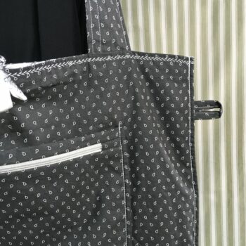 Sac vintage floral gris, imprimé fleuri noir et blanc, fait main à Paris. Fourre-tout réversible en coton chintz, accessoire d'inspiration rétro seventies. Verso, doublure et poche, patte d'attache, détail.