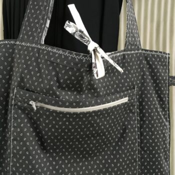 Sac vintage floral gris, imprimé fleuri noir et blanc, fait main à Paris. Fourre-tout réversible en coton chintz, accessoire d'inspiration rétro seventies. Verso, doublure et poche, lien à nouer.