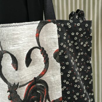 Sac en tissu vintage baroque, cabas girouette avec dessin de coq. Détail du système de laçage présent à chaque extrémité au recto du sac.