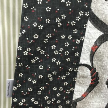 Sac en tissu vintage baroque, cabas girouette avec dessin de coq. Fourre-tout réversible en toile d'ameublement revalorisée, création originale, fait main. Recto face B, étiquette.