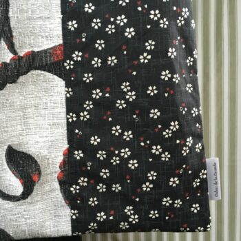 Sac en tissu vintage baroque, cabas girouette avec dessin de coq. Fourre-tout réversible en toile d'ameublement revalorisée, création originale, fait main. Recto face A, étiquette.