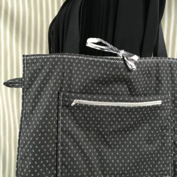 Sac vintage en coton chintz à motif floral. Fourre-tout réversible en tissu de collection, accessoire d'inspiration rétro seventies, fait main en France. Verso, doublure, poche, lien à nouer et patte d'accroche.