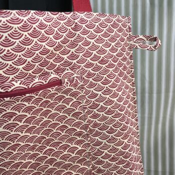 Sac en toile de lin vintage à imprimé fleuri. Exemplaire 1, verso et poches, patte d'attache, détails.