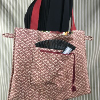 Sac en toile de lin vintage à imprimé fleuri. Exemplaire 1, verso et poches, patte d'attache.