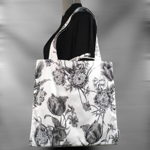 Sac vintage floral gris, imprimé fleuri noir et blanc, fait main à Paris. Fourre-tout réversible en coton chintz, accessoire d'inspiration rétro seventies.