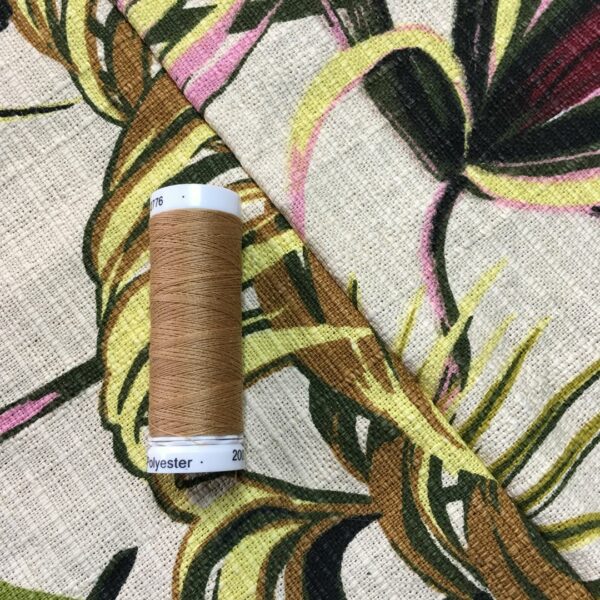 Finitions couture, avec soin, les détails qui font la différence. Pour des sacs, cabas, et pochettes qui tiennent leurs promesses.