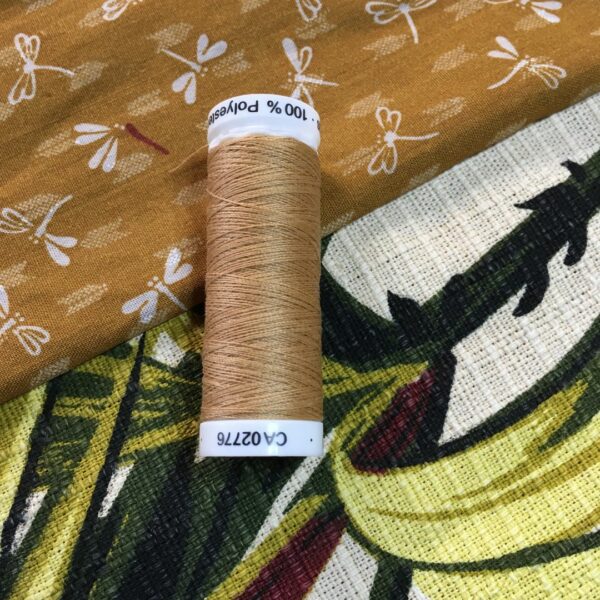 Finitions couture, avec soin, les détails qui font la différence. Pour des sacs, cabas, et pochettes qui tiennent leurs promesses.