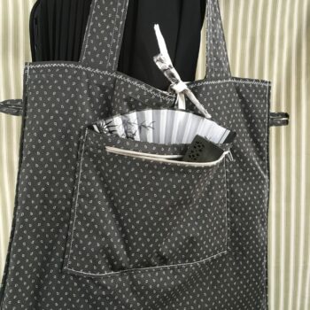 Sac vintage floral gris, imprimé fleuri noir et blanc, fait main à Paris. Fourre-tout réversible en coton chintz, accessoire d'inspiration rétro seventies. Verso, doublure et poches.