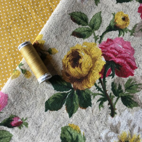 Finitions couture, avec soin, les détails qui font la différence. Pour des sacs, cabas, et pochettes qui tiennent leurs promesses.