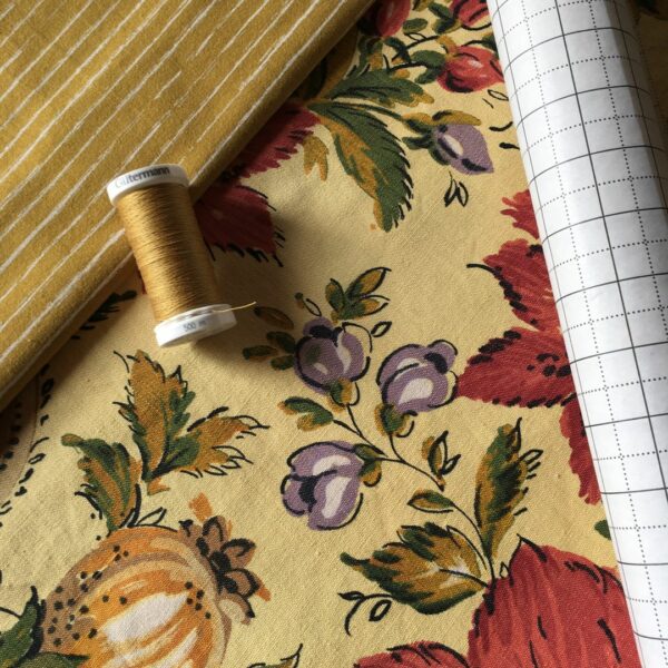 Finitions couture, avec soin, les détails qui font la différence. Pour des sacs, cabas, et pochettes qui tiennent leurs promesses.