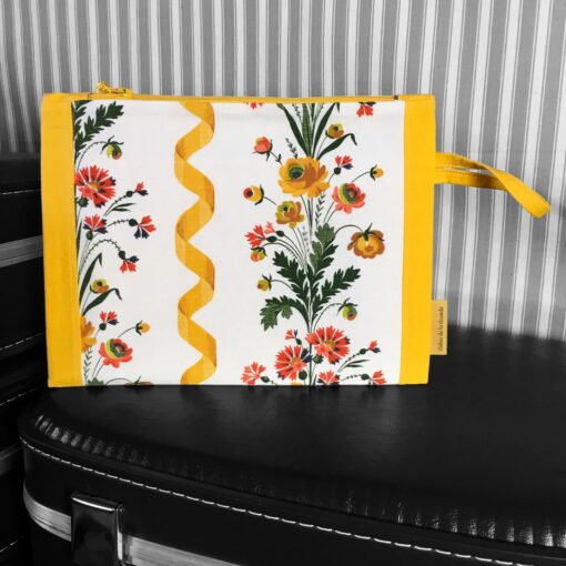 Trousse pochette pour femme, fleurie, en tissu vintage des années 1960s, Guirlandes par Romanex de Boussac, fleurs en vert, jaune, ocre jaune, jaune moutarde, orangé rouge sur fond blanc.