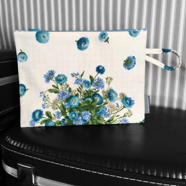 Pochette fleurie Pâquerettes bleu, trousse zippée, faite main en France, création originale, tissu vintage 1966 revalorisé, accessoire d'inspiration rétro.