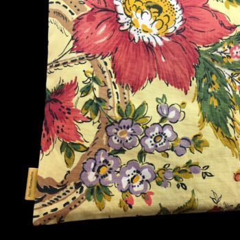 Sac rétro et estival d'inspiration provençale, fait main en France. Sac fourre-tout réversible en tissu vintage revalorisé. Exemplaire 1. Recto face B, détail, étiquette.