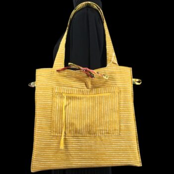 Sac rétro et estival d'inspiration provençale, fait main en France. Sac fourre-tout réversible en tissu vintage revalorisé. Exemplaire 3. Verso, doublure et poche.