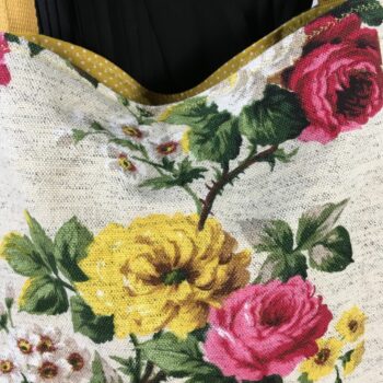 Cabas fleuri en laine et lin, fait main en France. Fourre-tout réversible en tissu vintage revalorisé, accessoire d'inspiration rétro. Recto face A, détails du motif.