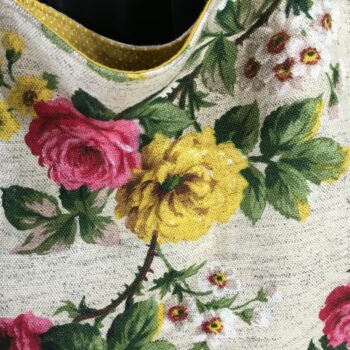 Cabas fleuri en laine et lin, fait main en France. Fourre-tout réversible en tissu vintage revalorisé, accessoire d'inspiration rétro. Recto face B, détails du motif.
