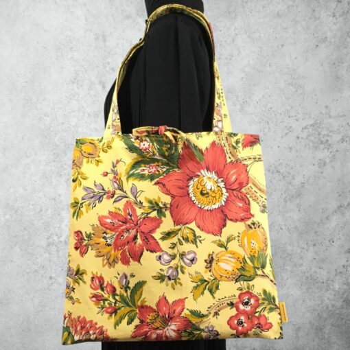 Sac rétro et estival d'inspiration provençale, fait main en France. Sac fourre-tout réversible en tissu vintage revalorisé. Exemplaire 1.