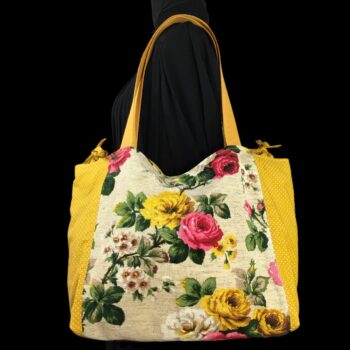 Cabas fleuri en laine et lin, fait main en France. Fourre-tout réversible en tissu vintage revalorisé, accessoire d'inspiration rétro. Recto face A.