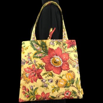 Sac rétro et estival d'inspiration provençale, fait main en France. Sac fourre-tout réversible en tissu vintage revalorisé. Exemplaire 3. Recto face A.