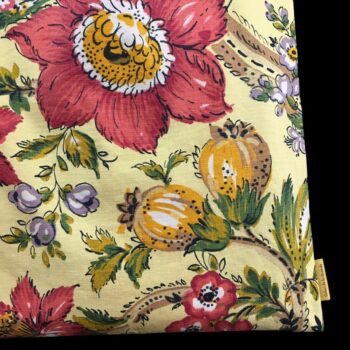 Sac rétro et estival d'inspiration provençale, fait main en France. Sac fourre-tout réversible en tissu vintage revalorisé. Exemplaire 3. Recto face A, détail, étiquette.