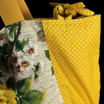 Cabas fleuri en laine et lin, fait main en France. Fourre-tout réversible en tissu vintage revalorisé, accessoire d'inspiration rétro. Recto face B, détails.