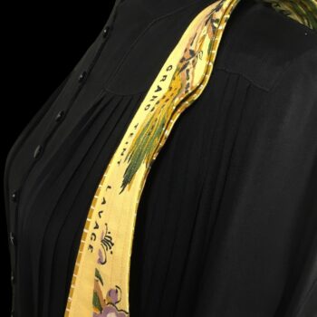 Sac rétro et estival d'inspiration provençale, fait main en France. Sac fourre-tout réversible en tissu vintage revalorisé. Exemplaire 1. Détail des anses.