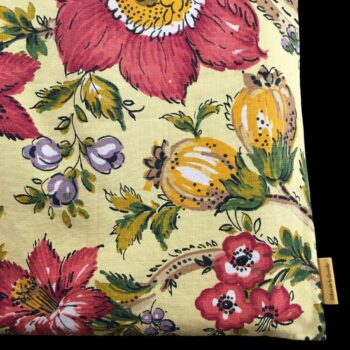 Sac rétro et estival d'inspiration provençale, fait main en France. Sac fourre-tout réversible en tissu vintage revalorisé. Exemplaire 1. Recto face A, détail, étiquette.